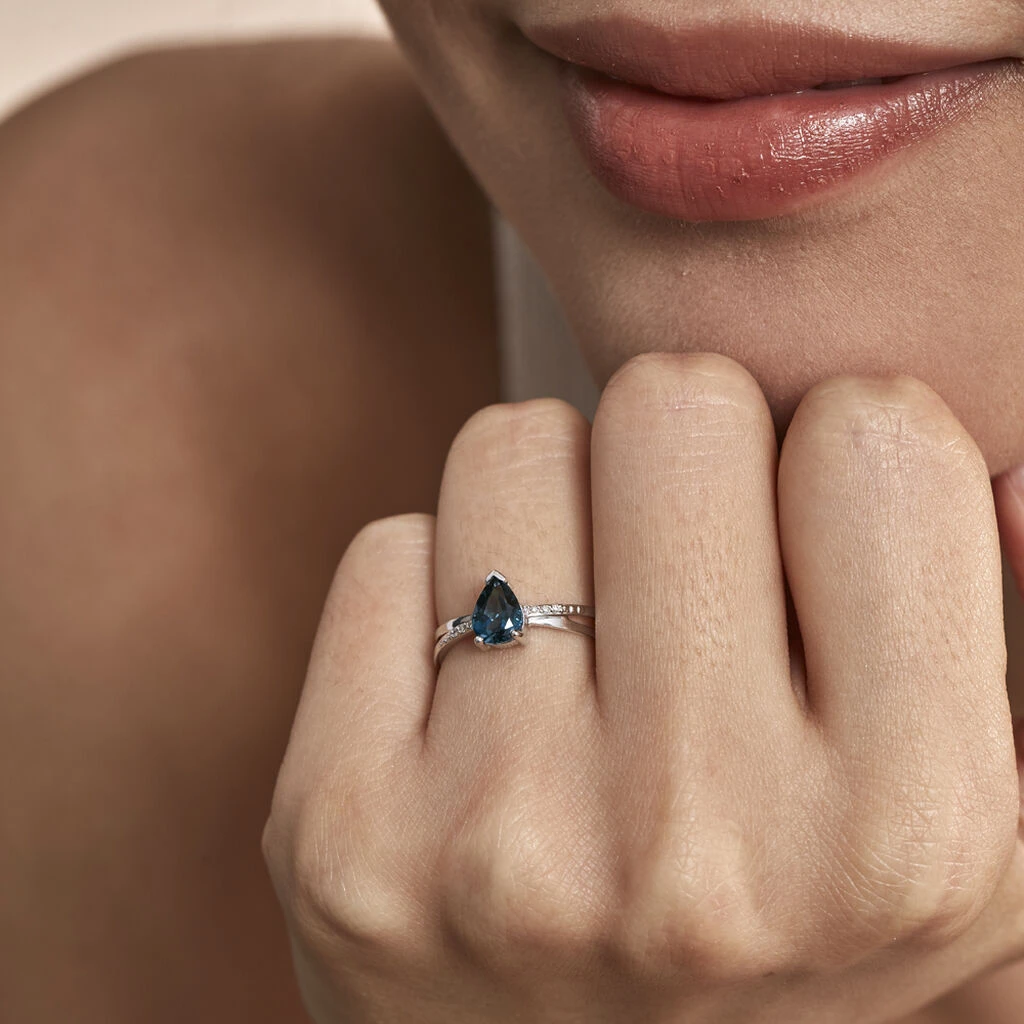 Bague Teresa Or Blanc Topaze Et Diamant 8 Bague Teresa Or Blanc Topaze Et Diamant – Image 6