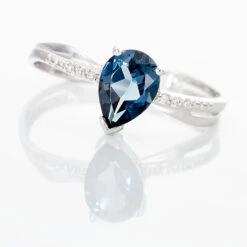 Bague Teresa Or Blanc Topaze Et Diamant 11 Bague Teresa Or Blanc Topaze Et Diamant -Fanny Boutique B3DFBTB607 view3