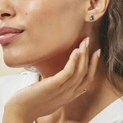 Boucles D'oreilles Puces Sakina Or Blanc Saphir Et Diamant 9 Boucles D'oreilles Puces Sakina Or Blanc Saphir Et Diamant -Fanny Boutique B3OFBSB065 model0