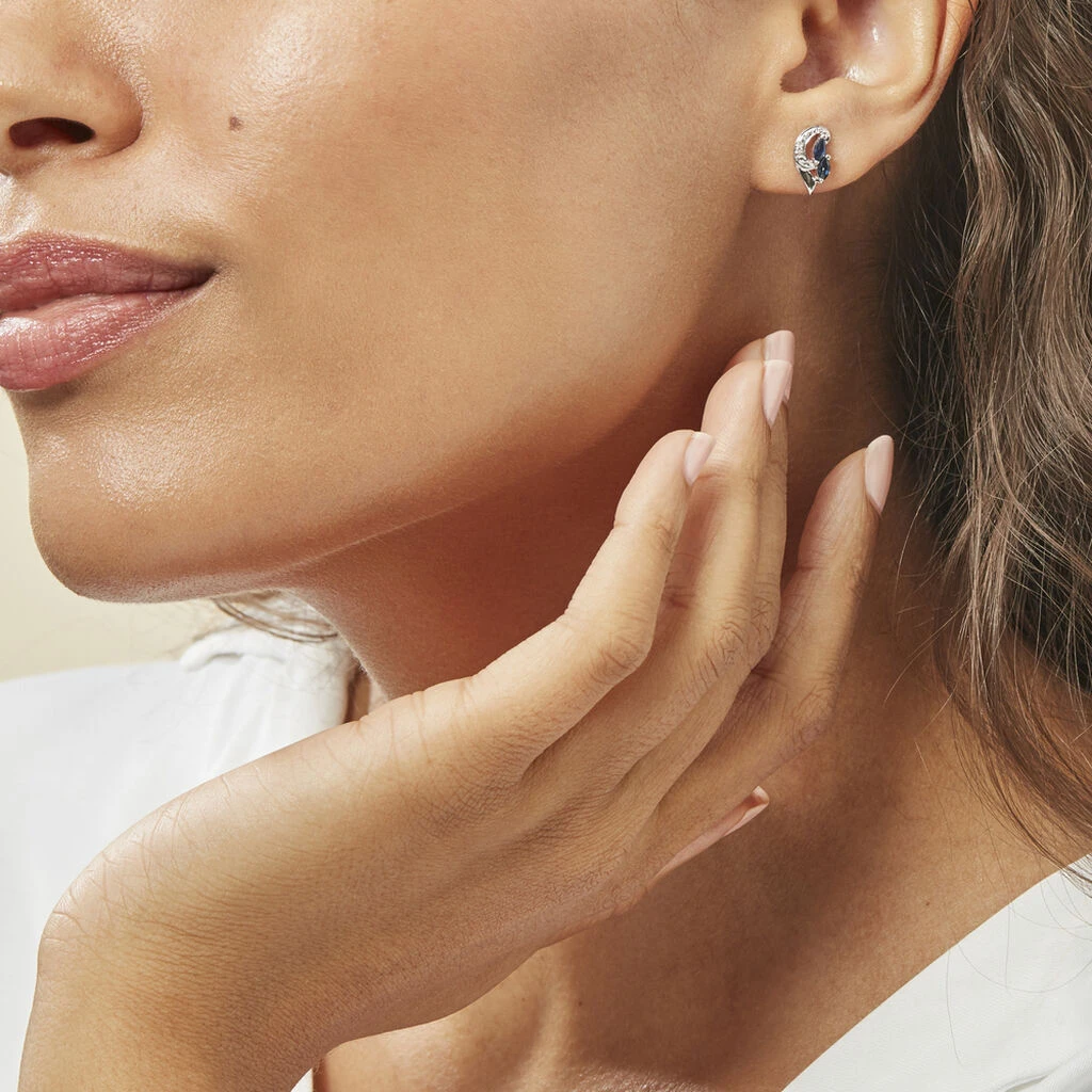 Boucles D'oreilles Puces Sakina Or Blanc Saphir Et Diamant 6 Boucles D'oreilles Puces Sakina Or Blanc Saphir Et Diamant – Image 4
