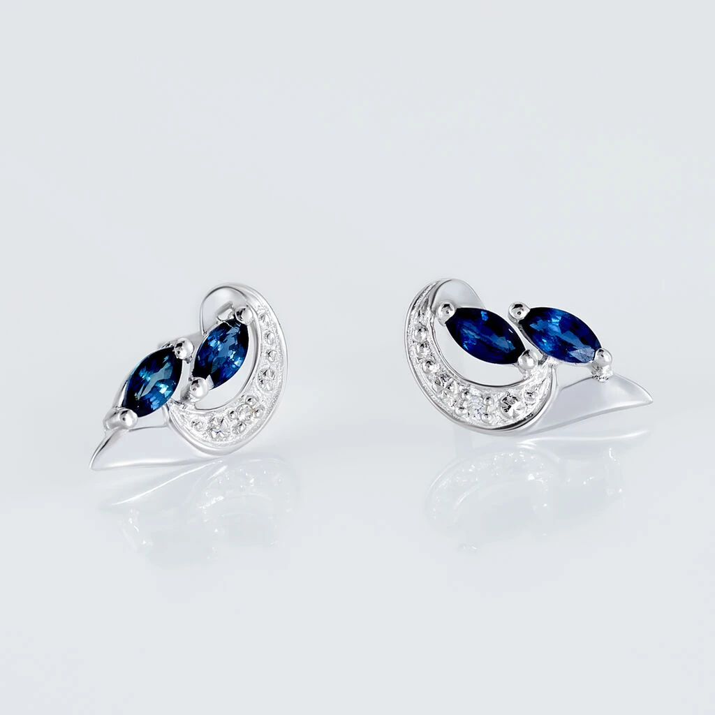 Boucles D'oreilles Puces Sakina Or Blanc Saphir Et Diamant 5 Boucles D'oreilles Puces Sakina Or Blanc Saphir Et Diamant – Image 3