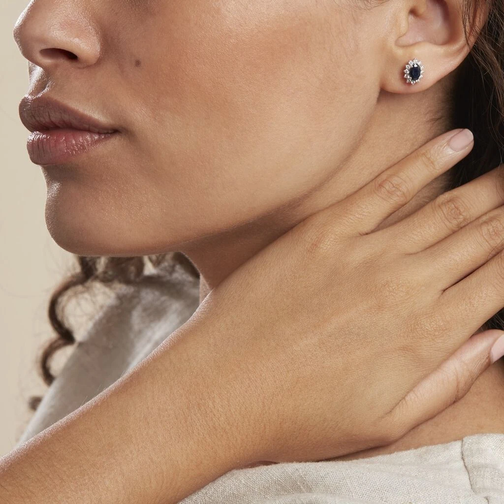 Boucles D'oreilles Puces Vladimir Or Blanc Saphir Et Diamant 6 Boucles D'oreilles Puces Vladimir Or Blanc Saphir Et Diamant – Image 4