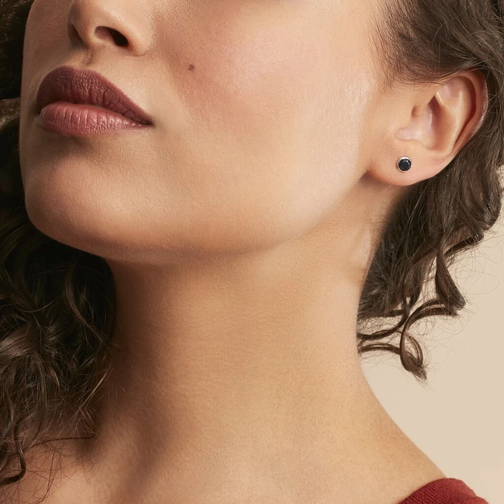 Boucles D'oreilles Puces Edy Serti Clos Or Blanc Saphir 6 Boucles D'oreilles Puces Edy Serti Clos Or Blanc Saphir – Image 4