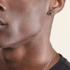 Boucles D'oreilles Puces Edy Serti Clos Or Blanc Saphir 11 Boucles D'oreilles Puces Edy Serti Clos Or Blanc Saphir -Fanny Boutique B3OFBSN002 model1