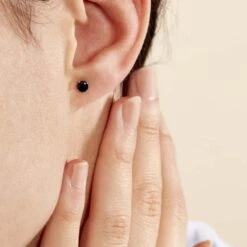 Boucles D'oreilles Puces Elea Serti Griffe Or Jaune Saphir -Fanny Boutique B3OFJSB006 model1