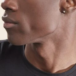 Boucles D'oreilles Puces Victoria Platine Blanc Diamant 11 Boucles D'oreilles Puces Victoria Platine Blanc Diamant -Fanny Boutique BPOFBDW127 model2