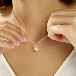 Collier Sohaliaae Argent Blanc Perle De Culture Et Oxyde De Zirconium -Fanny Boutique FACFBU2101 model1