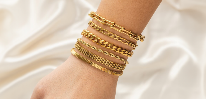 Devant -Fanny Boutique stack bracelets hero